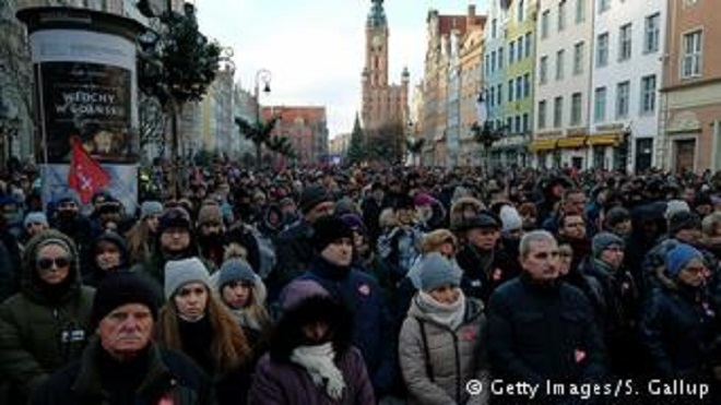 اغتيال عمدة غدانسك باول أداموفيتش هز بولندا واظهر مجددا خطر الكراهية والعنصرية